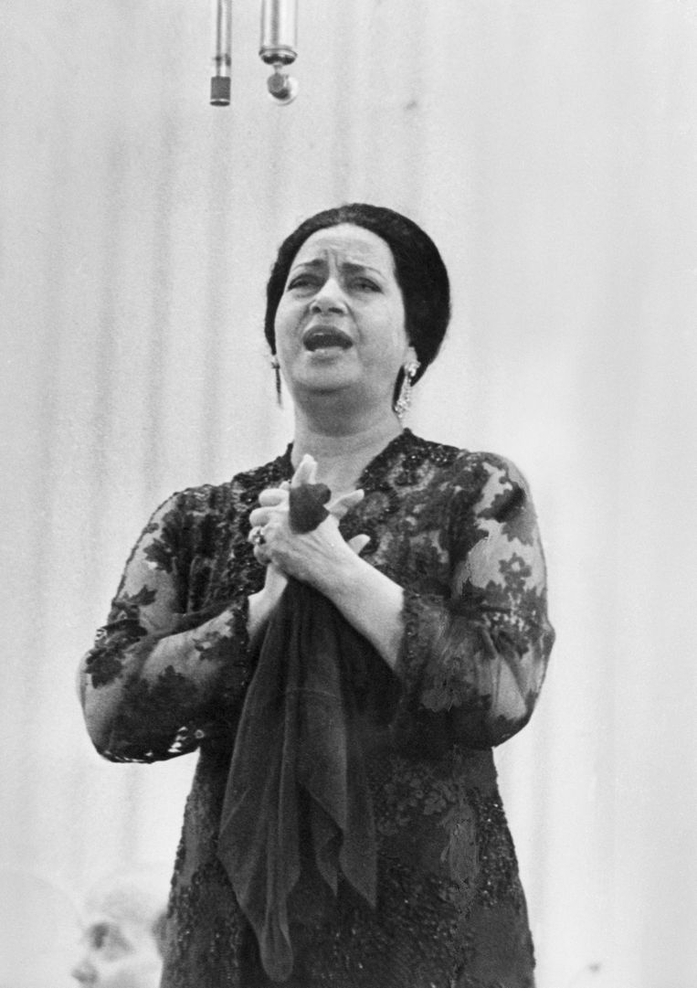 Umm Kulthum (1898 - 1975) was niet alleen geliefd in eigen land Egypte, waar ze de ‘Vierde Piramide’ werd genoemd, maar in de hele Arabische wereld. Beeld Bettmann Archive