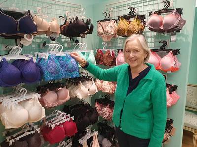 Maak kennis met Jacqueline (71), de ‘vriendelijkste lingerieverkoopster van Vlaanderen’: “Discretie blijft in dit vak het belangrijkste”