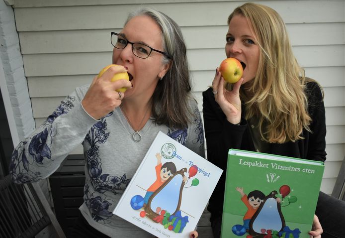 Jennifer Aalbrecht (r) en Sheila Wassink (l) willen met hun lespakket ’Vitamines eten’ de groenten- en fruitconsumptie van kinderen een boost geven.