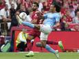 Nathan Aké in duel met Mohammed Salah.