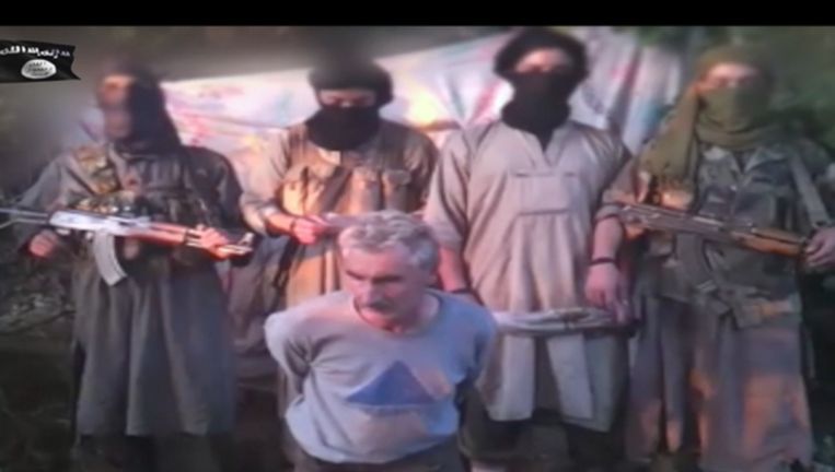 Screenshot uit film waarin moslimextremisten in Algerije de ontvoerde Fransman Hervé Gourdel onthoofden. Beeld .