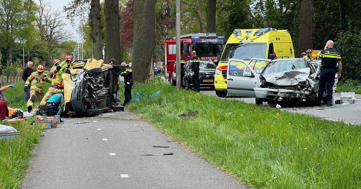 Ernstige aanrijding tussen Deventer en Eefde; 2 traumahelikopters onderweg.