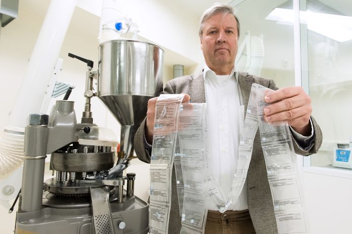Apotheker Paul Harder met de door hem bedachte afbouwmethode met behulp van taperingstrips.