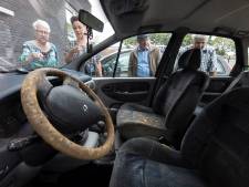 Beschimmelde spookauto verdwijnt na twee jaar eindelijk van schaarse plek op parkeerterrein