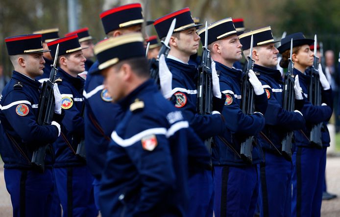 Een groep soldaten van de Garde républicaine van de gendarmerie, de Franse semimilitaire politiemacht, zal het voorplein van Buckingham Palace bewaken. Deze foto’s werden genomen tijdens de oefeningen.