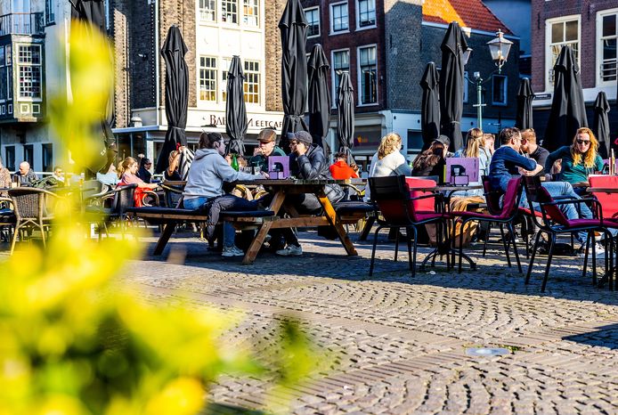Het zonnige weer zorgt voor drukte op de terrassen.