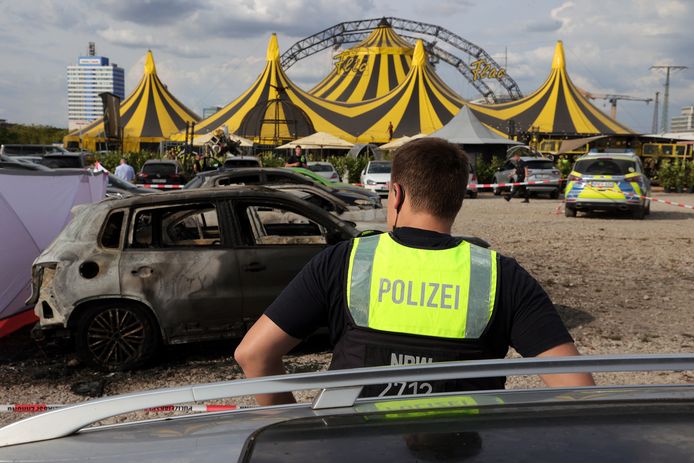 Het vliegtuigje crashte ongeveer vijftig meter van een circustent waar op dat moment een voorstelling plaatsvond. Verschillende auto's nabij de crash en het vliegtuig zelf vatten vuur.