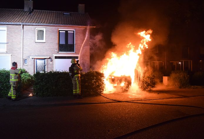 Metershoge vlammen bij de autobrand in Doetinchem.