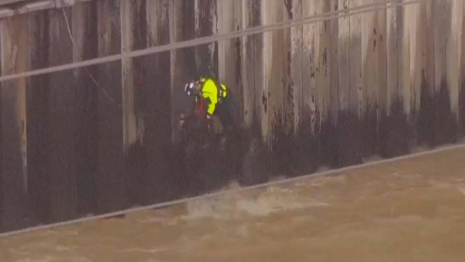 Un homme secouru du fleuve déchaîné de Los Angeles