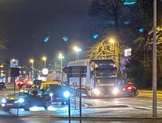 Verkeer op N43 in Sint-Denijs-Westrem verstoord na aanrijding tussen vrachtwagen en personenwagen