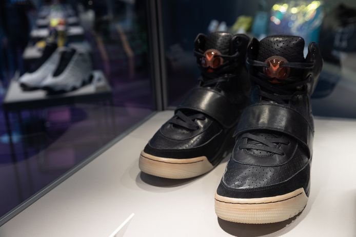 Deze schoenen van Kanye West zijn verkocht voor bijna 1,5 miljoen euro | Show AD.nl