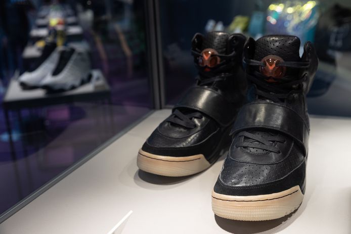 Deze schoenen Kanye West zijn verkocht voor bijna 1,5 | Show | AD.nl