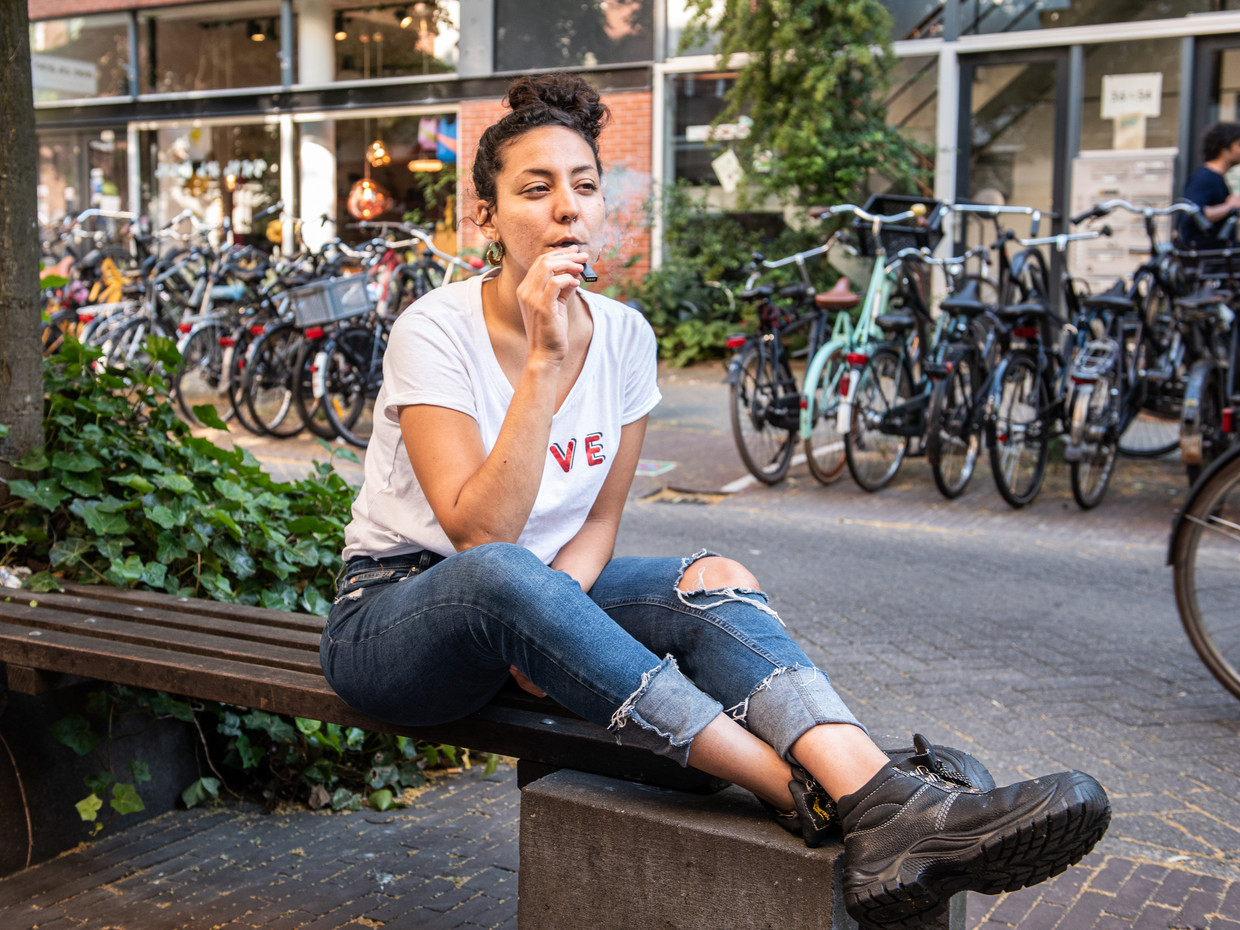 Een e-sigaret van Juul wordt geïnhaleerd in Amsterdam. Beeld Simon Lenskens
