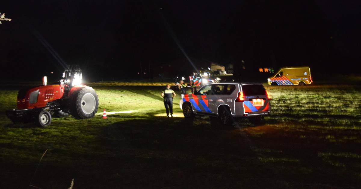 Man valt van sporttrekker op boerenerf in Terborg en raakt zwaargewond, traumahelikopter landt - De 
