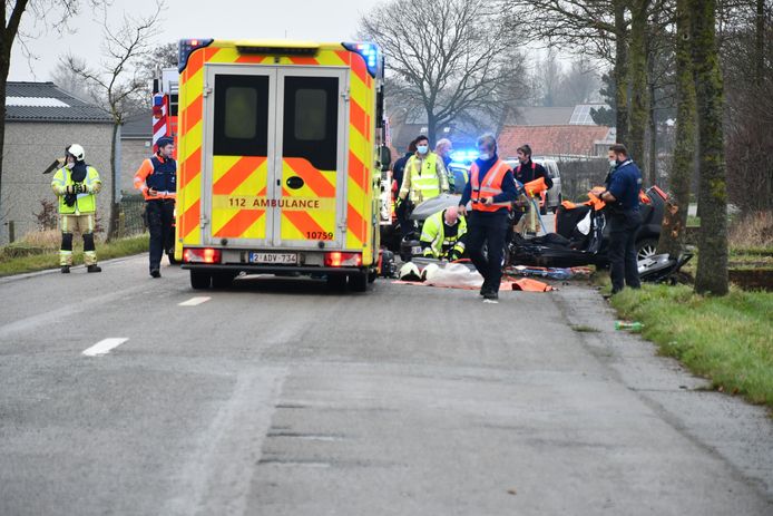 De personenwagen botste tegen een boom in de Steenstraat in Aartrijke. De bestuurder zat gekneld en werd bevrijd door de brandweer. De man raakte zwaargewond.