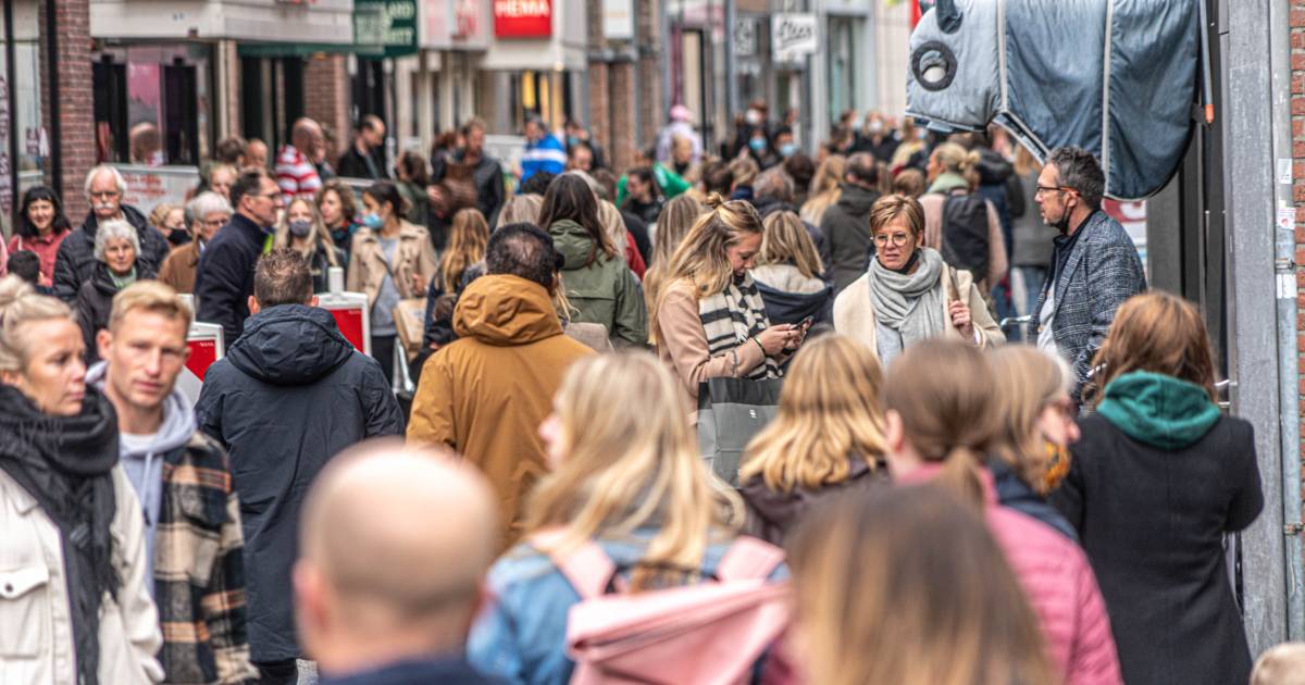 Blijf-thuis-advies aan dovemansoren gericht: 'Je ziet hele gezinnen lopen in binnenstad' - De Gelder