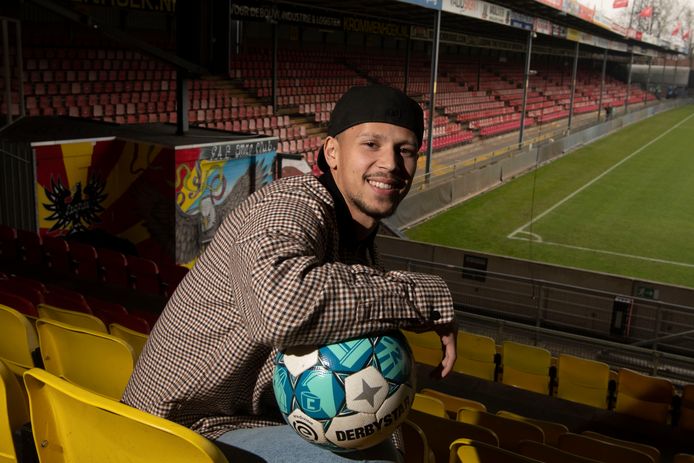 Luca Everink in het stadion waar hij na de zomer gaat spelen: de Adelaarshorst.