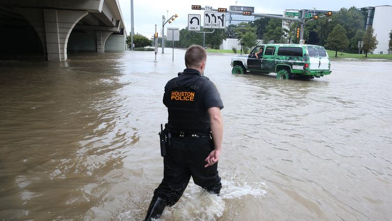 Monstertruck De Hulk op weg om inwoners van Houston te helpen. Beeld photo_news