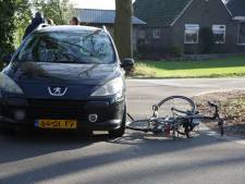 Fietser gewond na aanrijding met auto in Laren