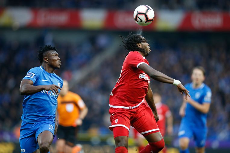 Antwerp-spits Dieumerci Mbokani controleert de bal in de Luminus Arena. Beeld BELGA