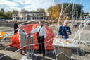 De start van de bouw van Oranjekade in Helmond. Directeur Jack Aldenhoven van BanBouw, Tonnie Jongen-Verspaget (links) en Pleun van Wetten (midden) geven het startsein.