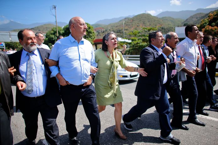 Parlementsleden van de oppositie op weg naar de luchthaven van Caracas, waar hun leider Juan Guaido vandaag moet toekomen.