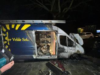 Nieks werkbus ging verloren bij brand, nu looft hij 10.000 euro uit voor gouden tip over brandstichter