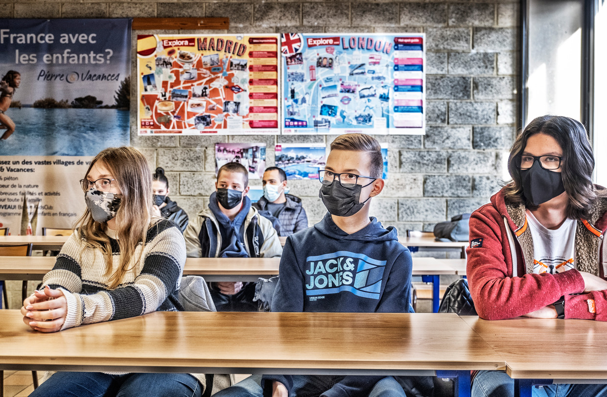 Leerlingen volgen les met mondmasker op een school in La Louvière.  Beeld Tim Dirven