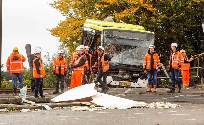 De bus die door een trein werd aangereden.