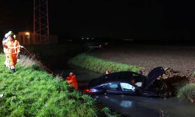 Automobilist verliest macht over het stuur en raakt met BMW te water
