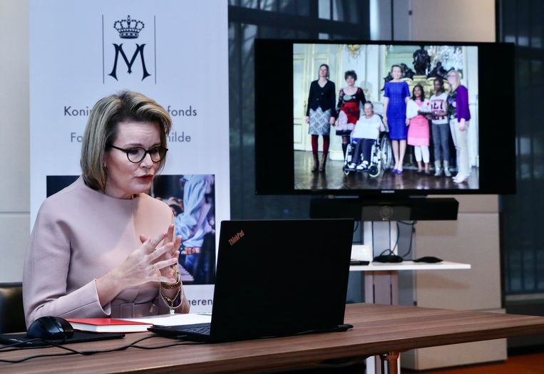 Het interview vond online plaats, met op de achtergrond foto's van verwezenlijkingen van het fonds van de koningin, telkens met jongeren in de hoofdrol. Beeld BELGA