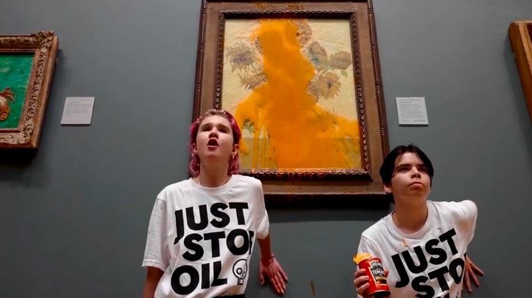 Just Stop Oil-activisten gooiden tomatensoep over Van Goghs meesterwerk ‘Zonnebloemen’ in de National Gallery in Londen.  Beeld Videostill/ Rich Felgate