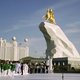 Turkmeense 'chef' onthult standbeeld van zichzelf