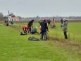 Vrijwilligers planten bomen en struiken als start van een nieuw voedselpark in Millingen.