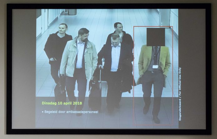 Een foto van de vier Russische officieren op Schiphol op een beamer, tijdens de persconferentie op het Nederlandse Ministerie van Defensie.