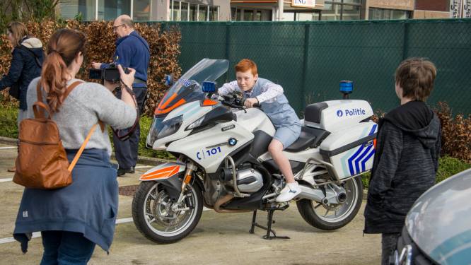 Op zoek naar originele fotoshoot voor communie of lentefeest? De politie helpt je uit de nood