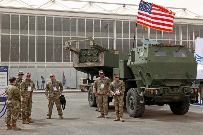 Amerikaanse militairen bij een Himars-raketsysteem, waarvan de VS er nog eens vier zullen leveren aan Oekraïne.