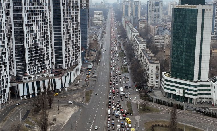 Duizenden inwoners proberen Kiev momenteel te verlaten richting het westen. Beeld AP
