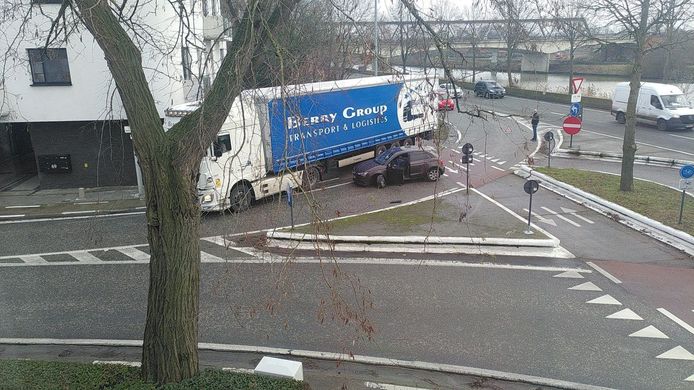 Eind december knalde er nog een wagen tegen een verkeersgeleider in de Gestichtstraat.