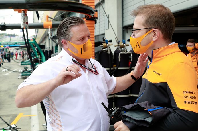 Zak Brown, CEO de McLaren Racing (à gauche)