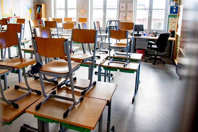 Sinds de heropening van de basisscholen, middelbare scholen en scholen voor speciaal (voortgezet) onderwijs neemt het aantal besmettingen vooral onder leerlingen weer toe. De besmettelijkheid van de omikronvariant speelt een grote rol