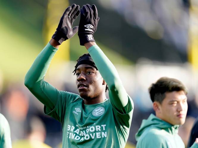 Madueke debuteert bij PSV onbevangen en goed: ‘Hij blijft bij de groep’