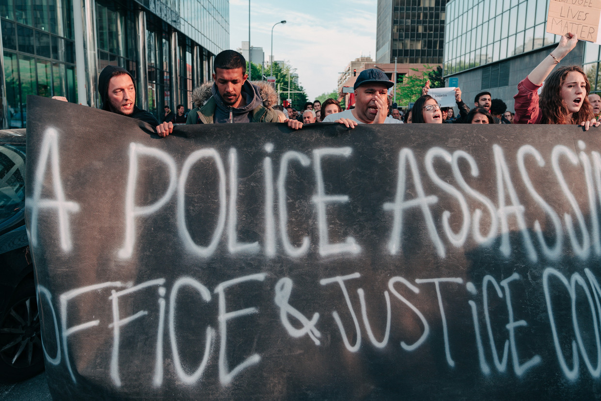 Deelnemers aan de betoging tegen het asielbeleid van de regering. Beeld Illias Teirlinck