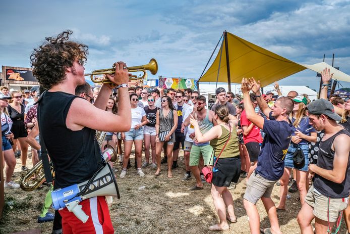 Dergelijke taferelen zullen we ook dit jaar niet te zien krijgen in Dranouter: “Geen full versie van Festival Dranouter 2021, wél de coronaproof Dranouter Zomersessies XL.”