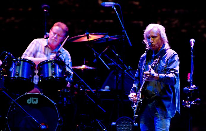 De legendarische rockband Eagles met zanger en drummer Don Henley (L) en gitarist Joe Walsh tijdens het concert in de Ziggo Dome.