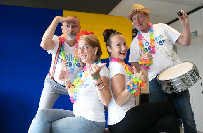 Adrijan Siniša Rakić, Jantine Kraaijeveld, Carla en Eric van der Steen hebben met een optreden kinderen in het azc in Hardenberg een vrolijke middag bezorgd.