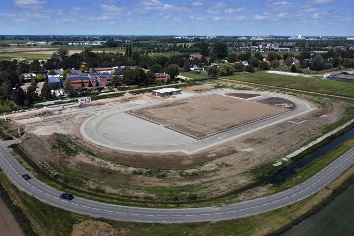 De atletiekbaan in wording met op de achtergrond het Altena College.