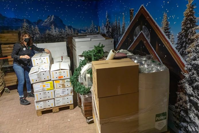 Lian is in het magazijn van Tuincentrum Avri bezig met het inpakken van de overgebleven kerstspullen. Vanwege de recente lockdown is er meer overgebleven dan voorgaande jaren.