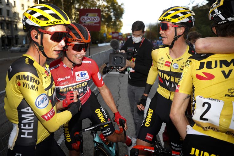Jonas Vingegaard, Primoz Roglic, Sepp Kuss en andere leden van Jumbo-Visma vieren de Vuelta-eindzege in Madrid. Beeld Photo News