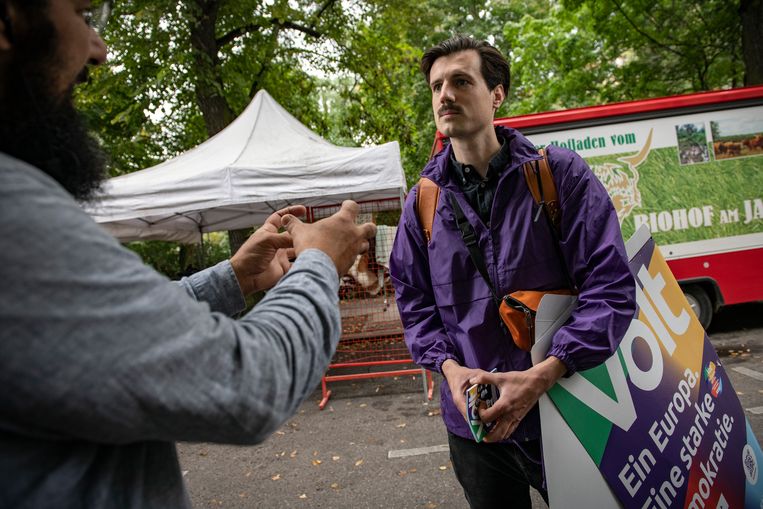 Paul Loeper discussieert met een kiezer in  de Kollwitzstrasse in Berlijn. Beeld Kerem Uzel
